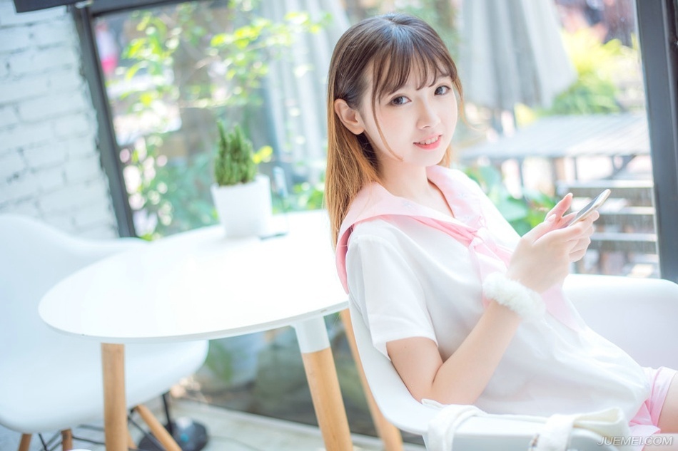 “回援江夏！”陈到冷冷的看了伏德一眼，正看到伏德眼中的愕然，冷哼一声，此刻也顾不了太多，连忙跳上一艘战船，伏德也连忙跟上，现在他终于知道哪里不对了，如果江东兵马之前贸然攻击夏口的话，恐怕会遭殃，但现在……伏德心里默默地松了口气。